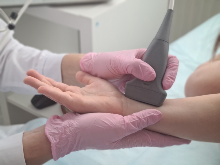 Girl,Wrist,Was,Diagnosed,Using,Ultrasound.,Examination,Of,Lymph,Nodes